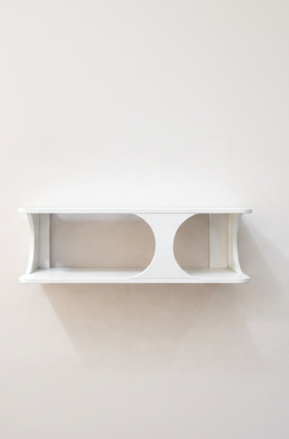 رف تلفاز جداري أنيق مع حامل جهاز الواي فاي