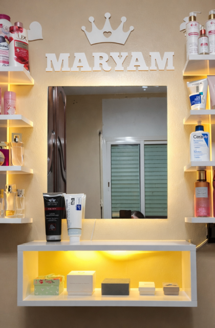 وحدة حائط مع مرآة ورفوف وإضاءة LED – تصميم أنيق للتجميل والعطور