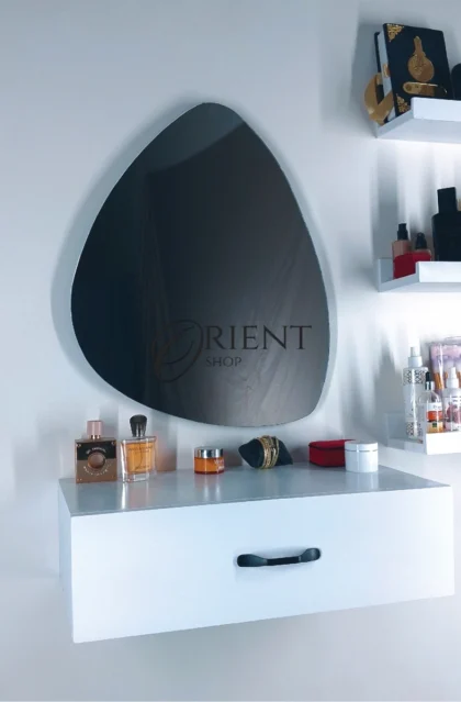 ركن تزيين مودرن مع مرآة ودرج ورفوف