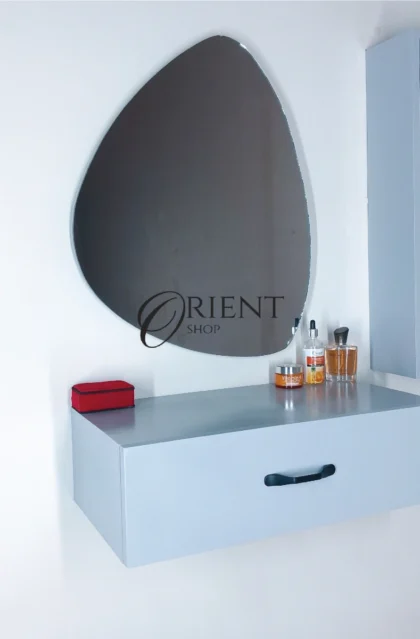 ركن تزيين مودرن مع مرآة ودرج ورفوف